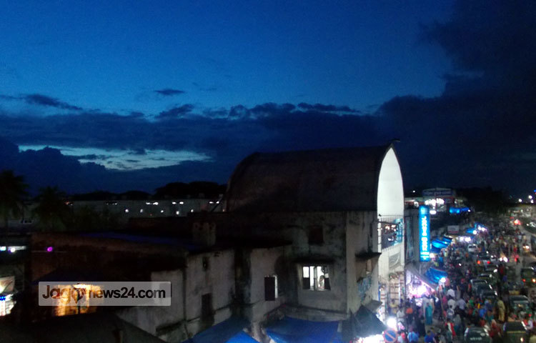 সন্ধ্যায় রাজধানীর নিউমার্কেট এলাকার চিত্র। সন্ধ্যায় নিউমার্কেট বেশি জমজমাট হয়। ছবি : রবিউল ইসলাম পলাশ।