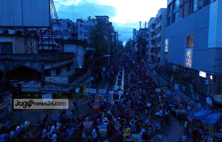 মহানগরী ঢাকার সন্ধ্যার এই রূপ দেখলে যে কারো মন ভালো হয়ে যায়। ছবি : রবিউল ইসলাম পলাশ।