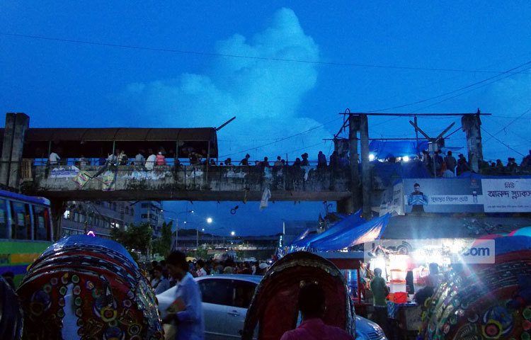 নিউমার্কেটের ওভারব্রিজের থেকে সন্ধ্যার দৃশ্য। ছবি : রবিউল ইসলাম পলাশ।