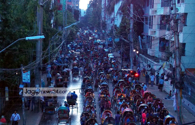 সারি সারি রিক্সা ছুটছে। সন্ধ্যার সময় ঢাকার প্রতিদিনের এই মনোহর দৃশ্য। ছবি : রবিউল ইসলাম পলাশ।