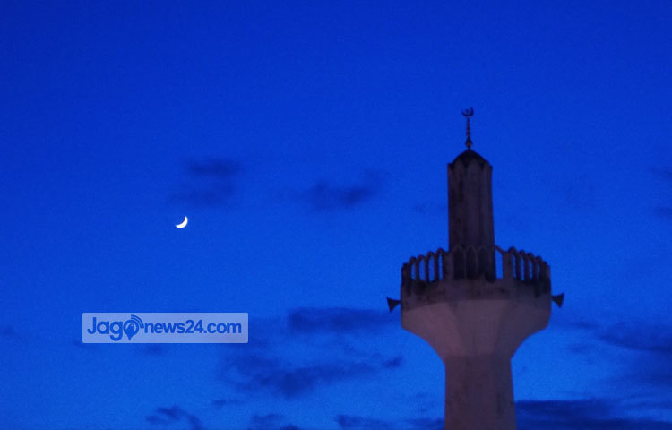 মসজিদের নগরীখ্যাত ঢাকায় সন্ধ্যার আলো আঁধারিতে মিনারের অপরূপ দৃশ্য। ছবি : রবিউল ইসলাম পলাশ।