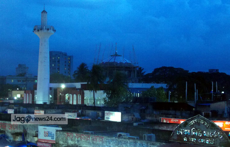 সন্ধ্যায় নিউমার্কেটরে উপরের অংশের ছবি ক্যামেরাবন্দি করা হয়েছে। ছবি : রবিউল ইসলাম পলাশ।