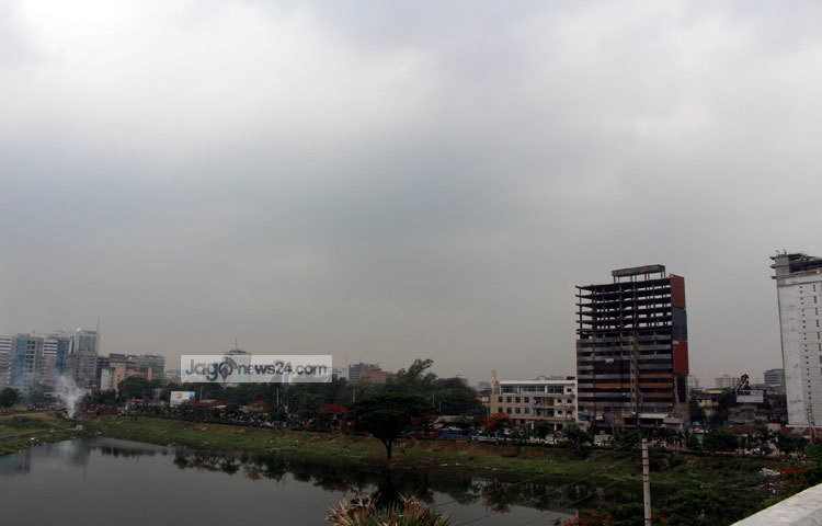 টানা কয়েক সপ্তাহের অসহনীয় তাপমাত্রার পর রোববার ঢাকাতে বৃষ্টি হয়েছে। এরপর গতকাল থেকে ঢাকার আকাশে কালো মেঘের ঘনঘটা দেখা যাচ্ছে। ছবি : বিপ্লব দিক্ষিৎ।