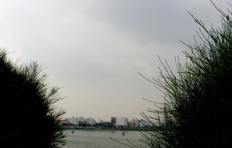 রাজধানীর হাতিরঝিল থেকে কালো মেঘের দৃশ্য ক্যামেরাবন্দি করা হয়েছে। ছবি : বিপ্লব দিক্ষিৎ।