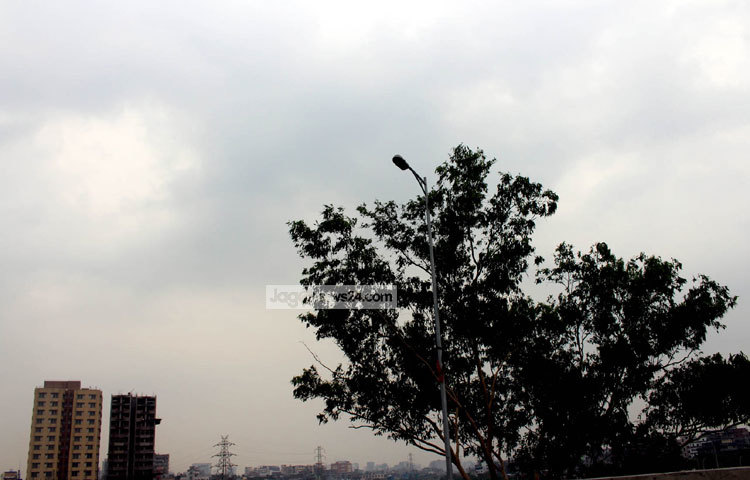 নগরবাসী এই কালো মেঘের ছায়ায় স্বস্তিবোধ করছে। ছবি : বিপ্লব দিক্ষিৎ।