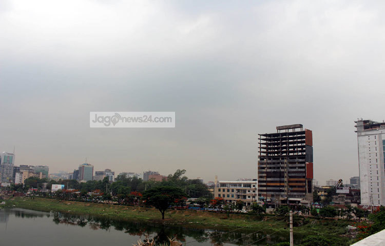 কালো মেঘের আনাগোনায় ঢাকার বৈশাখী উষ্ণতা অনেকাংশে কমেছে। ছবি : বিপ্লব দিক্ষিৎ।