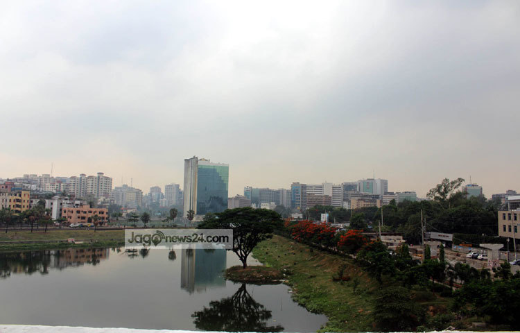 কালো মেঘ বেয়ে এই বুঝি আবার অঝোরে বৃষ্টি নামবে-এমনই প্রতীক্ষায় নগরবাসী। ছবি : বিপ্লব দিক্ষিৎ।