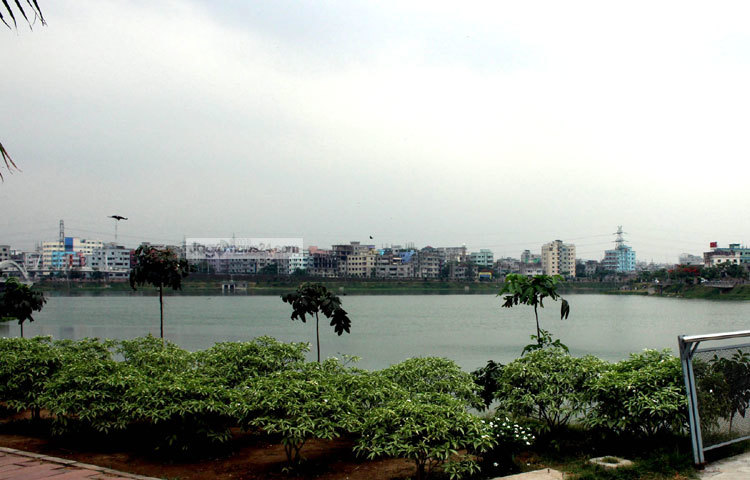 কালো মেঘে হাতিরঝিলে অপরূপ দৃশ্য। ছবি : বিপ্লব দিক্ষিৎ।