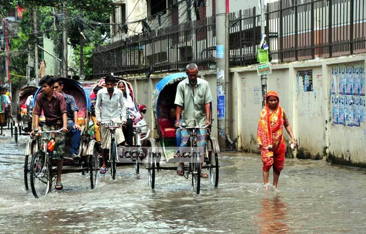 একটু বৃষ্টি হলেই রাজধানীর শান্তিনগরের এই রাস্তাটি পানিতে তলিয়ে যায়। ছবি : বিপ্লব দিক্ষিৎ।