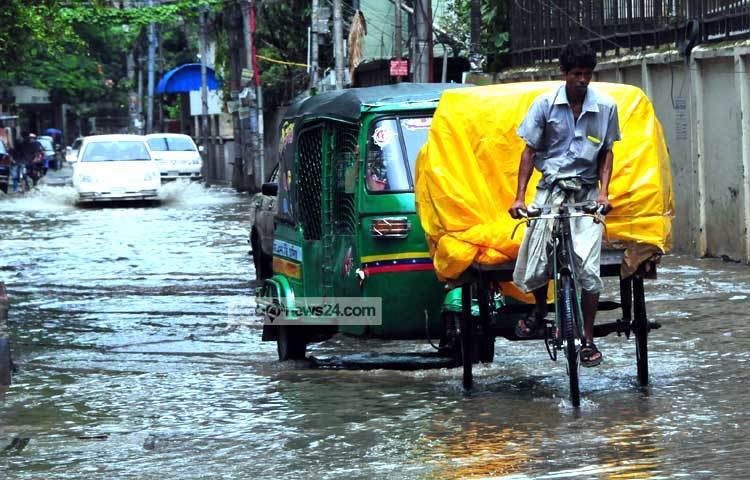 শান্তিনগরের এই রাস্তার জলাবদ্ধতার কারণে যানবাহন চলাচলে খুবই অসুবিধা হয়। ছবি : বিপ্লব দিক্ষিৎ।