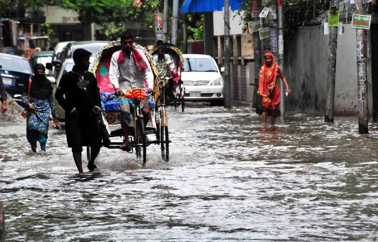 বৃষ্টি হলে এ এলাকার অফিসগামী মানুষের নানা বিড়ম্বনায় পড়তে হয়। ছবি : বিপ্লব দিক্ষিৎ।