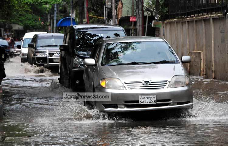 এ দৃশ্য দেখে মনে হচ্ছে খাল কিংবা নদীর মধ্য দিয়ে গাড়ি ছুটে চলছে। ছবি : বিপ্লব দিক্ষিৎ।