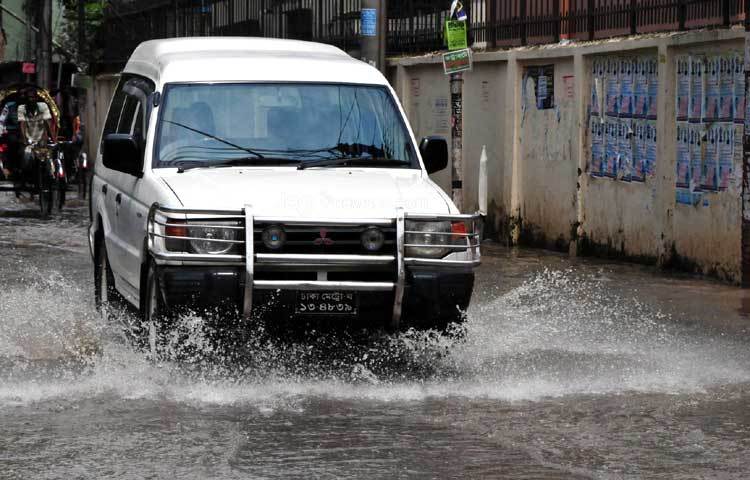 শান্তিনগরের এলাকার মানুষ এই জলাবদ্ধতা নিয়ে অশান্তিতে রয়েছে। ছবি : বিপ্লব দিক্ষিৎ।