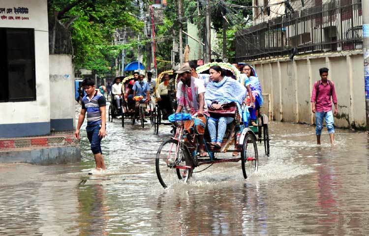 এই জলাবদ্ধতা সমস্যা সমাধানে সবাই সিটি কর্পোরেশনের সুদৃষ্টি আশা করছে। ছবি : বিপ্লব দিক্ষিৎ।