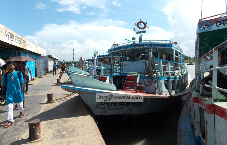 ঈদের আনন্দ উপভোগ শেষে এখনও মানুষ রাজধানীসহ দেশের বিভিন্ন শহরের কর্মক্ষেত্রে ছুটছে। রাজবাড়ীর দৌলতদিয়া ফেরি ঘাটের শহরমুখী মানুষের ছবি ক্যামেরাবন্দি করেছেন রবিউল ইসলাম পলাশ।