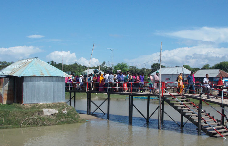 প্রিয়জনদের সান্নিধ্য ছেড়ে জীবীকার জন্য সবাই শহরে পাড়ি জমাচ্ছেন। পাটুরিয়া যাওয়ার জন্য সবাই নদী পারাপারের লঞ্চে উঠার জন্য ছুটছেন। ছবি : রবিউল ইসলাম পলাশ।