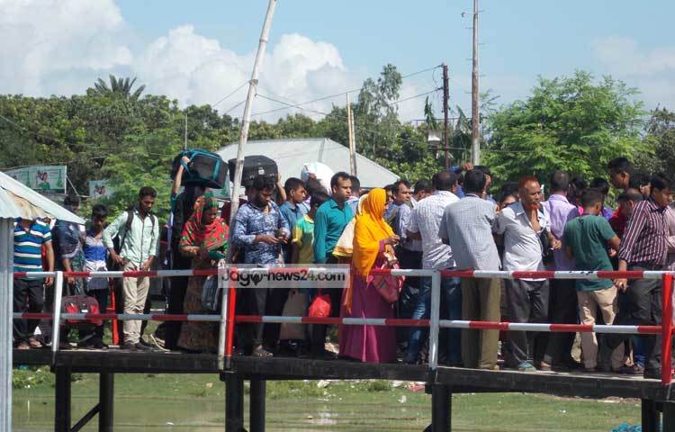 &nbsp;ঠেলাঠেলি করে ব্রিজ পার হচ্ছেন যাত্রীরা। এটি এখানকার প্রত্যাহিক দৃশ্য হয়ে দাঁড়িয়ে। ছবি : রবিউল ইসলাম পলাশ।