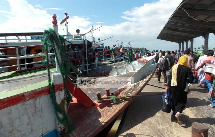 ওপারে যাত্রী নেওয়ার জন্য দৌলতদিয়া ঘাটে লঞ্চগুলো অপেক্ষা করছে। ছবি : রবিউল ইসলাম পলাশ।