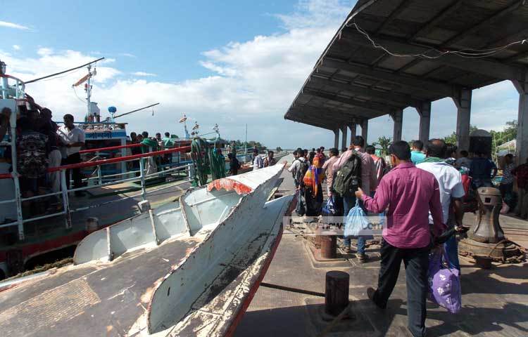দৌলতদিয়া ঘাটে নদী পারাপারের জন্য কিছুক্ষণ পরপরই লঞ্চ ছেড়ে যায়। তাই যাত্রীদের খুব একটা ভোগান্তির শিকার হতে হয় না।ছবি : রবিউল ইসলাম পলাশ।