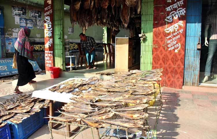 &nbsp;মানভেদে এই শুঁটকি মাছকে &lsquo;এ&rsquo;, &lsquo;বি&rsquo; ও &lsquo;সি&rsquo; গ্রেডে বাছাই করা হয়। ছবি : বিপ্লব দিক্ষিৎ।