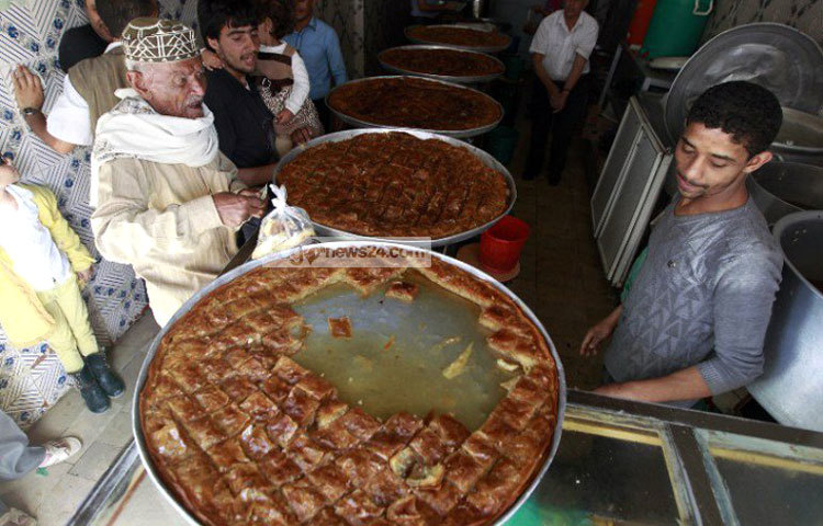 ইয়েমেনে ঐতিহ্যবাহী মিষ্টির বিকিকিনি চলছে। এ মিষ্টি দিয়ে সেখানকার মানুষ ইফতার করতে বেশি পছন্দ করে।