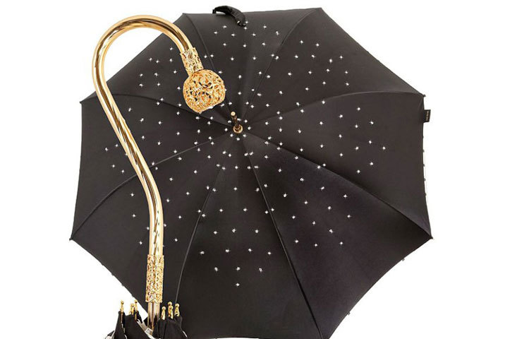 &lsquo;ইল মার্চেসাটো&rsquo; পিওর সিল্ক অ্যান্ড সোয়ারোভস্কি ক্রিস্টাল আমব্রেলা এটি। এর দাম ৩৮৫ ডলার। ইতালিতে হাতে তৈরি এই ছাতা জার্মানির বিখ্যাত স্কির্ম ওয়ের্টাল স্টোরে বিক্রি করা হয়। ৩৭ ইঞ্চি লম্বা এবং ৩৯ ইঞ্চি চওড়া এই ছাতা ঝড়-বৃষ্টি থেকে ব্যবহারকারীকে সহজেই রক্ষা করে।