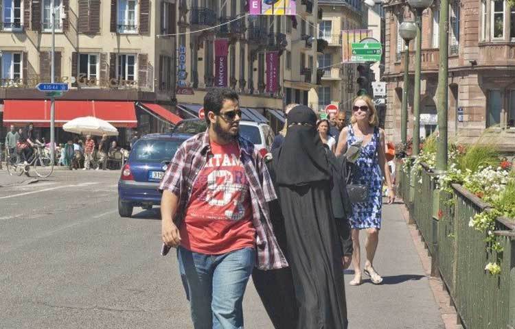 ফ্রান্স : ইউরোপে সর্বপ্রথম ফ্রান্স বোরকার ওপর নিষেধাজ্ঞা জারি করে। ২০১৫ সালে প্রায় ১৫০০টি অর্থদণ্ডের ঘটনা ঘটে বোরকা পরার কারণে।