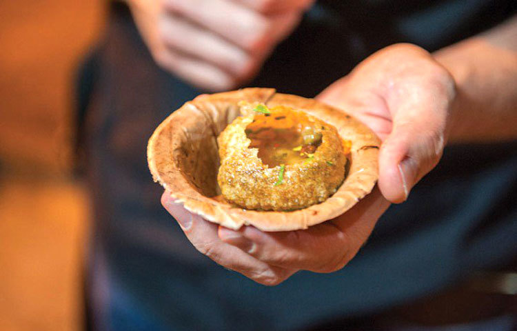 ফুচকা : বন্ধুদের আড্ডার সঙ্গে আষ্টেপৃষ্ঠে জড়িয়ে রয়েছে ফুচকার নাম। আজও বন্ধু দিবসে খাবারের তালিকায় থাকুক ঝাল টকে জলে পরিপূর্ণ, মুচমুচে ফুচকা।