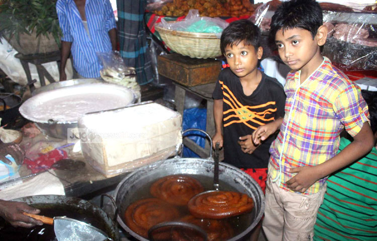 ইফতারির অন্যতম অনুষঙ্গ হচ্ছে জিলাপি। চলছে জিলাপি প্রস্তুতি। ছবি : বিপ্লব দিক্ষিৎ।
