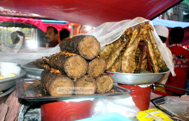 পুরান ঢাকার ঐতিহ্যবাহী ইফতারির জমজমাট বাজার বসে চকবাজারের শাহি মসজিদের সামনের সড়কে। মসজিদের আকার বদলেছে, কিন্তু রয়ে গেছে ইফতারির ঐতিহ্য। ছবি : বিপ্লব দিক্ষিৎ।