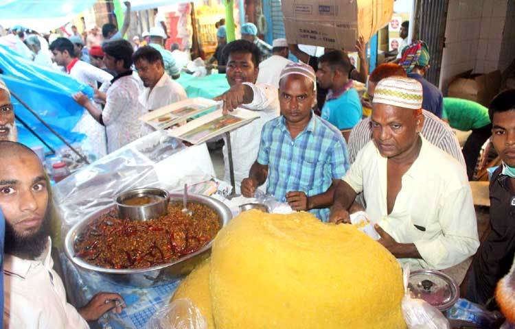 ঢাকার বিভিন্ন এলাকা থেকে রোজাদাররা ঐতিহ্যবাহী চকবাজারের ইফতারি কিনতে আসেন। তবে আশপাশের দোকানের ব্যবসায়ীরাই এই ইফতারির বাজারের প্রধান ক্রেতা। ছবি : বিপ্লব দিক্ষিৎ।