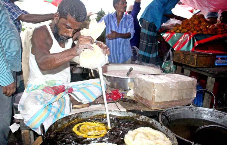 পুরাতন ঢাকার এই বাজারকে স্থানীয় বাসিন্দারা নাম দিয়েছেন ইফতারির শাহি বাজার। কারণ, এই বাজার শাহ বা রাজাদের আমল থেকেই শুরু হয়েছে। ছবি : বিপ্লব দিক্ষিৎ।