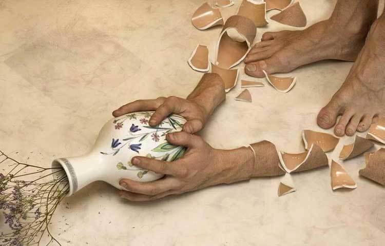 এই ছবিটি আসলেই অদ্ভুত সুন্দর! ফুলদানিটি ধরতে গিয়ে হাত দুখানা ভেঙ্গে চুরমার হয়ে গেছে।