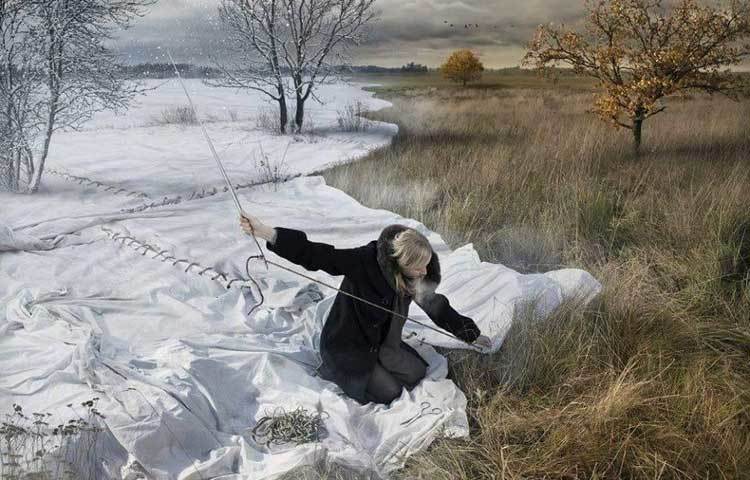 ঘাস দিয়ে লেপ বানানো হচ্ছে। পুরো মাঠকে লেপ বানানোর চেষ্টা চালানো হচ্ছে।&nbsp;&nbsp;