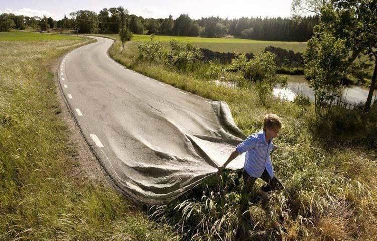 দিগন্তজোড়া সবুজ মাঠের মধ্য দিয়ে একটি সামিয়ানা টানতে টানতে রাস্তা হয়ে গেলো। সত্যি অবিশ্বাস্য সুন্দর এই ছবিটি।