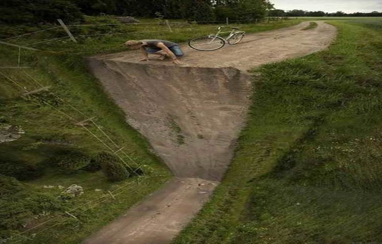 রাস্তাটি এসে কোথায় থেমে গেলো। পথিক রাস্তার গন্তব্য দেখে বেহুশ হয়ে পথ হারালো।