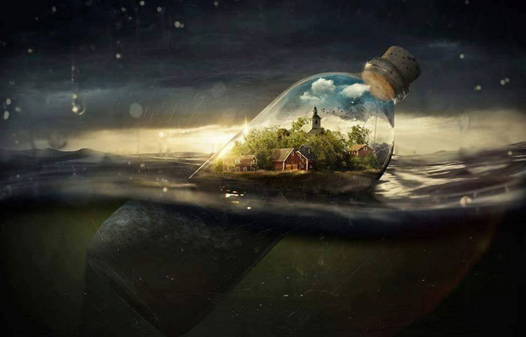 বোতলের মধ্যে পৃথিবী। সেই পৃথিবী নিয়ে বোতলটি জলে ভাসছে।&nbsp;&nbsp;&nbsp;