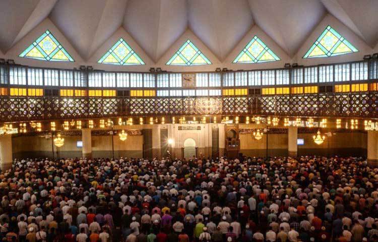 রমজান মাসের প্রথম শুক্রবারে প্রার্থনা। গতকাল ইরাকের একটি মসজিদের এই দৃশ্য।