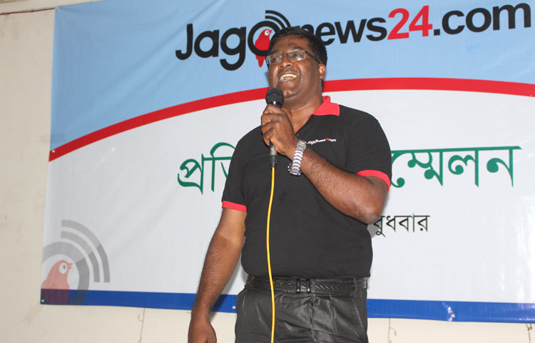 সাংস্কৃতিক অনুষ্ঠান পর্বে সঙ্গীত পরিবেশন করছেন জাগোনিউজ২৪ডটকম এর বিশেষ প্রতিনিধি মনিরুজ্জামান উজ্জ্বল। ছবি : মাহবুব আলম।