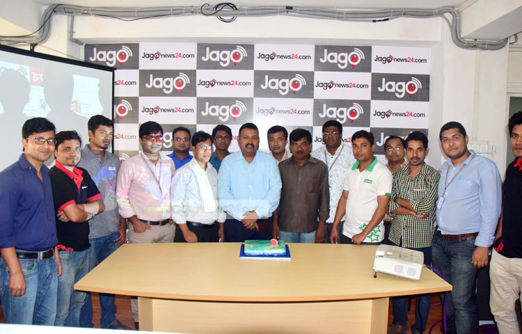 জাগো চ্যাম্পিয়ন- সম্পূর্ণ নতুন ধারার একটি ই-ম্যাগাজিন। খেলা-ধুলার নানান তথ্যে ভরপুর, বাংলাদেশের বিখ্যাত সব লেখকদের লেখায় পরিসংখ্যান ভিত্তিক ই-ম্যাগাজিনটির প্রথম সংস্করণ প্রকাশ করা হয়েছে। ছবি : মাহবুব আলম।