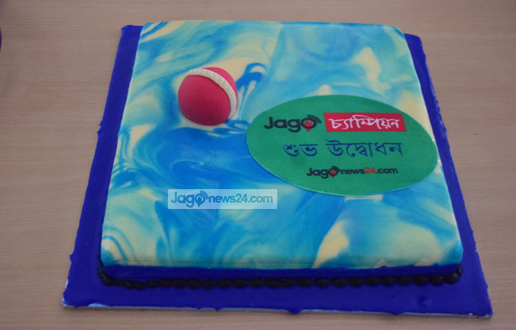 আজ দুপুর ২টায় জাগোনিউজের প্রধান কার্যালয়ে কয়েকজন বিশিষ্ট ক্রীড়া সাংবাদিকের উপস্থিতিতে কেক কেটে উদ্বোধন করা হয় জাগো চ্যাম্পিয়নের। ছবি : মাহবুব আলম।