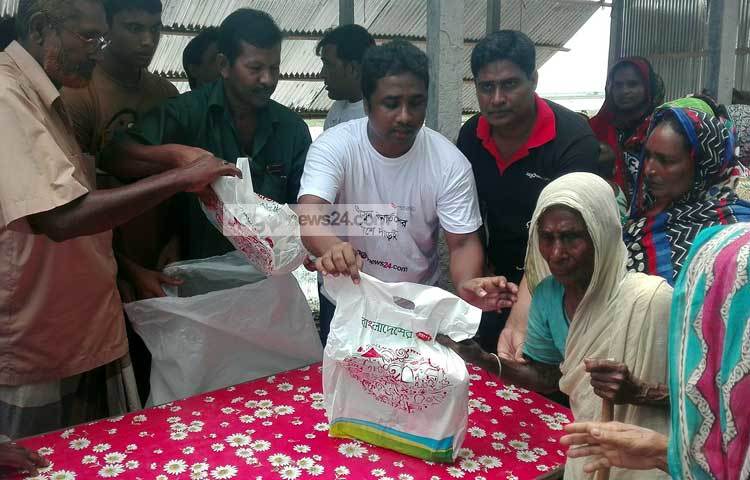 জাগো নিউজের পক্ষ থেকে আজ নীলফারীর টেপাখড়িবাড়ি ইউনিয়নের বন্যার্তদের মাঝে ত্রাণ বিতরণ করা হয়।