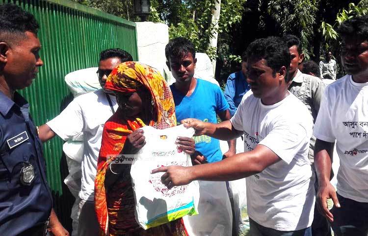 বন্যার্তদের মাঝে ত্রাণ বিতরণ করছেন জাগো নিউজের মফস্বল সম্পাদক মাহাবুর আলম সোহাগ।