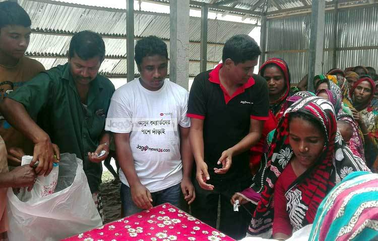 বৃহস্পতিবার বেলা ২টার দিকে তিস্তা পাড়ের টেপাখড়িবাড়ি ইউনিয়নের ক্ষতিগ্রস্ত প্রায় এক হাজার মানুষের মাঝে প্রাণ কোম্পানির পণ্য সামগ্রী বিতরণ করা হয়।