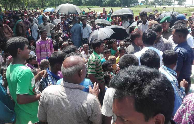 জাগো নিউজের পক্ষ থেকে ত্রাণ নিতে জড়ো হয়েছে শত শত বন্যার্ত মানুষ।