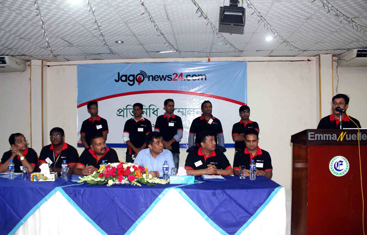 অনুষ্ঠানে সঞ্চালকের দায়িত্ব পালন করছেন সহকারী বার্তা সম্পাদক আরিফুল ইসলাম আরমান। ছবি : বিপ্লব দিক্ষিৎ।