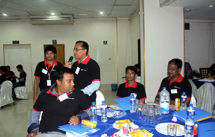 পরিচিতি পর্ব শেষে সম্মেলনে প্রতিষ্ঠান সম্পর্কে বিশেষ পরিচিতি তুলে ধরেন পোর্টালের ব্যবস্থাপনা সম্পাদক জিয়াউল হক। দিক নির্দেশনামূলক বক্তব্য রাখছেন জাগো নিউজ সম্পাদকসুজন মাহমুদ। মফস্বল ডেস্ক বিষয়ক বিশেষ নির্দেশনা দেন সহকারী বার্তা সম্পাদক মাহবুব আলম সোহাগ। ছবি : বিপ্লব দিক্ষিৎ।