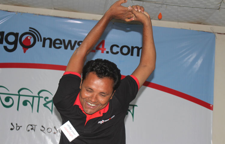 প্রতিনিধি সম্মেলনে এক মনোজ্ঞ সাংস্কৃতিক অনুষ্ঠানের আয়োজন করা হয়। এতে লালমনিরহাট জেলার প্রতিনিধি হাত উল্টিয়ে দেখাচ্ছেন। ছবি : বিপ্লব দিক্ষিৎ।