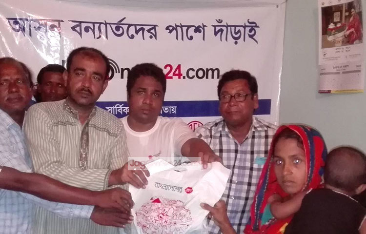 বন্যার্তদের মাঝে ত্রাণ বিতরণ করছেন জাগো নিউজের সহকারী বার্তা সম্পাদক মাহাবুর আলম সোহাগ।