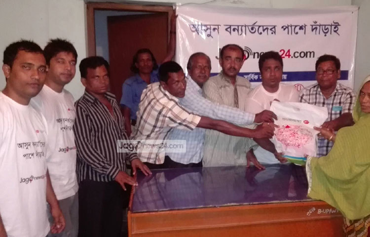 জাগো নিউজের ত্রাণ বিতরণের সময় উপস্থিত স্থানীয় ইউনিয়ন পরিষদের চেয়ারম্যান শেখ মনিরুজ্জামান।